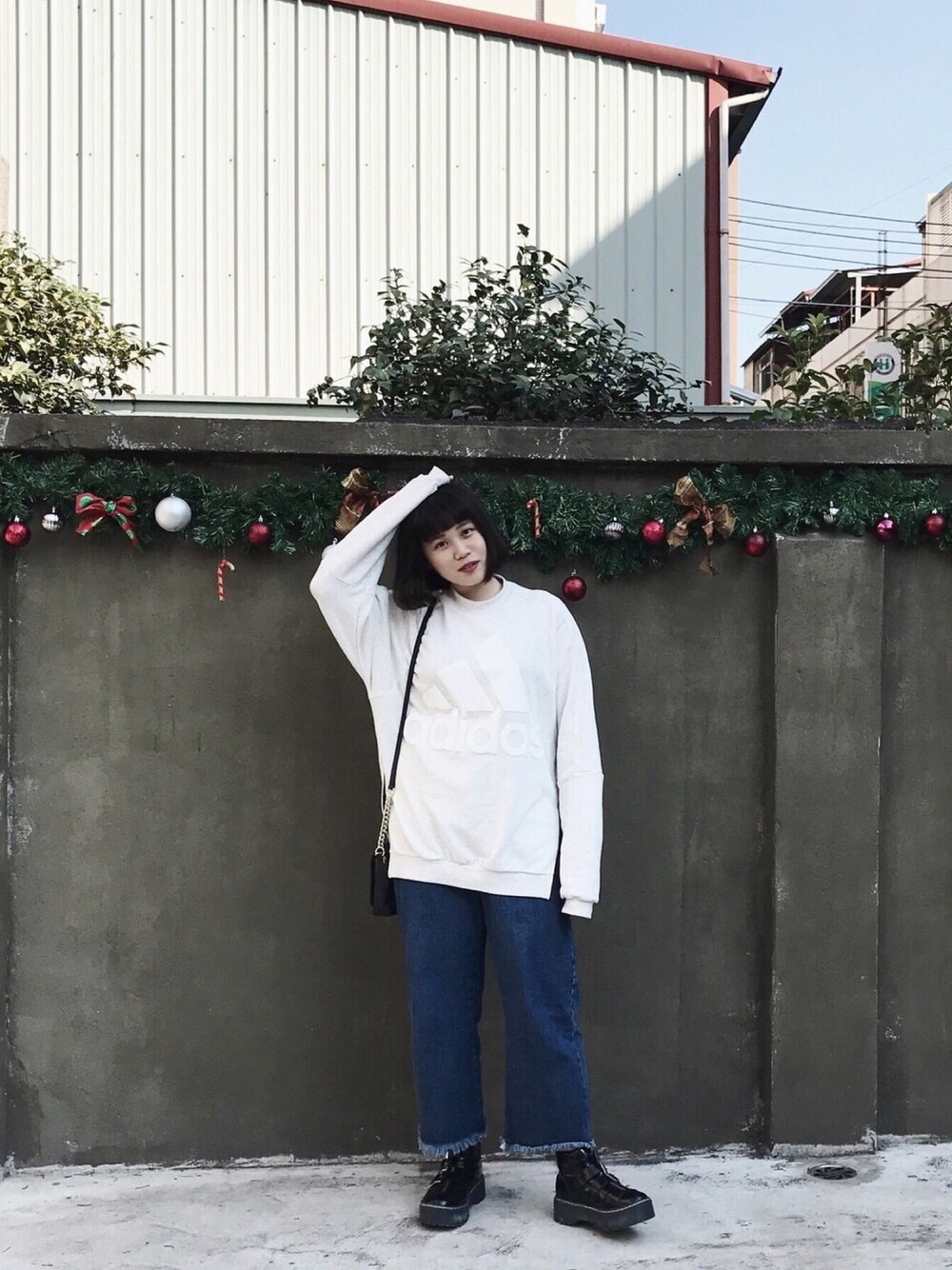 「ootd、outfit、denim、casual、gray、girl、Taiwan、boots、blue、adidas」｜「adidasのアイテム（トップス、シルバー系）」を使った、VVVさん（レディース・157cm）の冬コーディネートの1枚目の写真