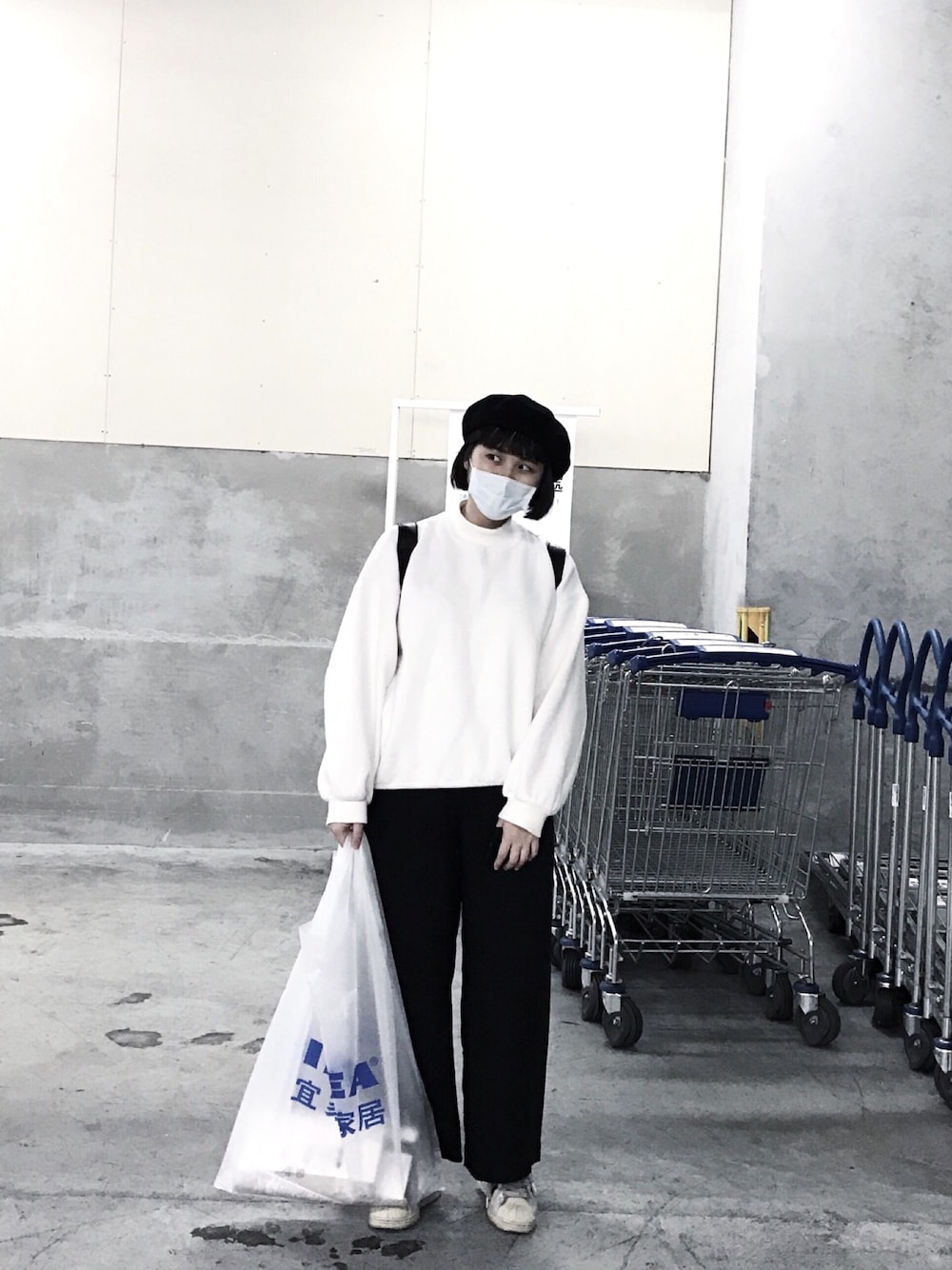 「ootd、outfit、casual、hat、black and white、sneakers、girl、Taiwan、UNIQLO、adidas」｜「UNIQLOのアイテム（その他パンツ、ブラック系）」を使った、VVVさん（レディース・157cm）の冬コーディネートの1枚目の写真
