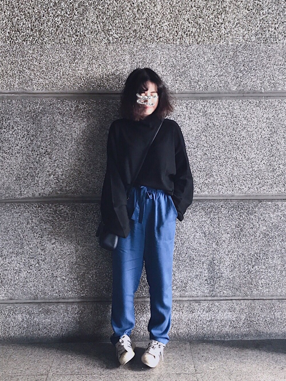 「Taiwan、低身長、black、blue、white、H&M、adidas、girl、casual、冬」｜「H&Mのアイテム（ニット/セーター、ブラック系）」を使った、VVVさん（レディース・157cm）の冬コーディネートの1枚目の写真