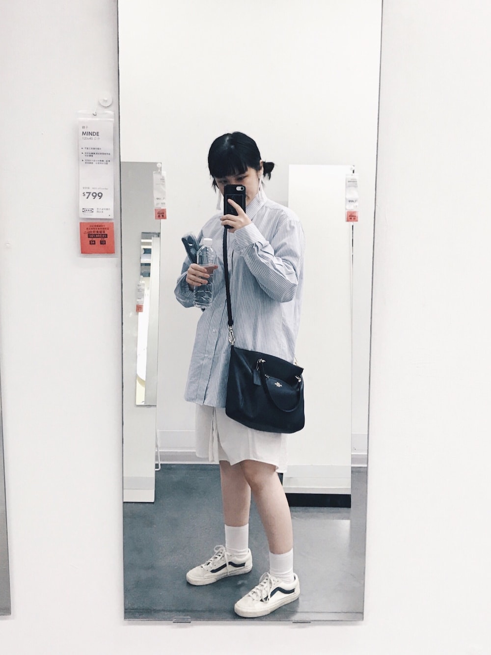 「冬、低身長、white、blue、VANS、COACH、casual、street、ootd、outfit」｜「DAKSのアイテム（シャツ/ブラウス、ホワイト系）」を使った、VVVさん（レディース・157cm）の冬コーディネートの1枚目の写真
