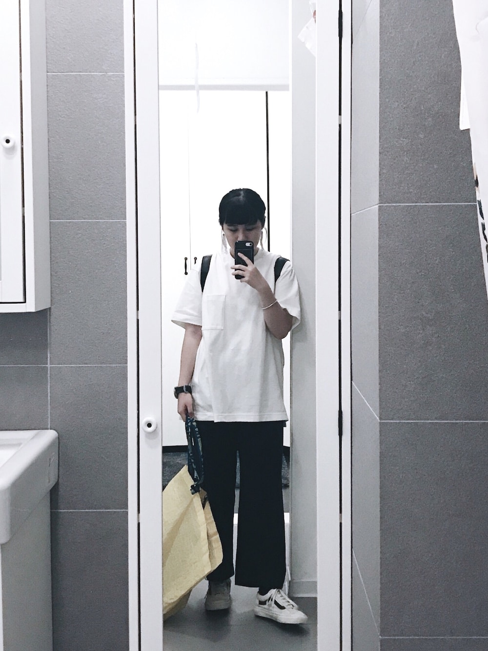 「冬、black、white、UNIQLO、VANS、Taiwan、casual、ootd、低身長、outfit」｜「UNIQLOのアイテム（Tシャツ/カットソー、ホワイト系）」を使った、VVVさん（レディース・157cm）の冬コーディネートの1枚目の写真