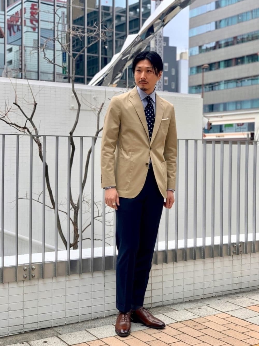「春カラー、タックイン、ドレスシューズ、ドレス、ドレスカジュアル、ビジネススタイル、ビジネスカジュアル、テーラードジャケット、アーバンリサーチドアーズ、URBAN RESEARCH DOORS」｜「URBAN RESEARCH DOORSのLIFE STYLE TAILOR　ストレッチコットンジャケット（スーツジャケット、ベージュ系）」を使った、h.nozawaさん（メンズ・181cm）の春コーディネートの1枚目の写真