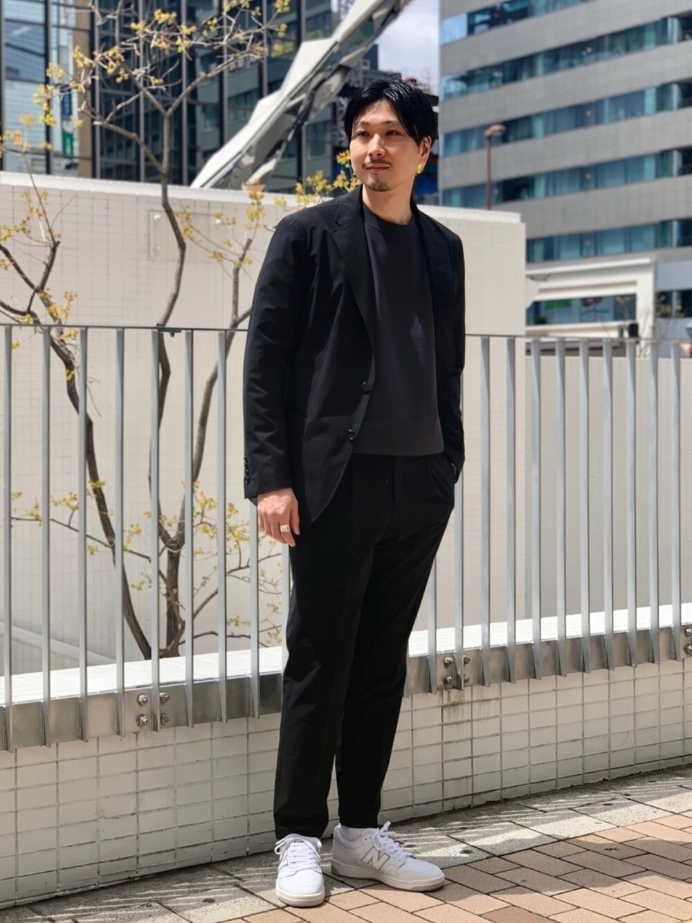 「休日コーデ、タックイン、セットアップ、LIFESTYLETAILOR、モノトーン、URBAN RESEARCH DOORS、アーバンリサーチドアーズ、スニーカー、春夏コーデ、きれいめカジュアル」｜「URBAN RESEARCH DOORSのLIFE STYLE TAILOR　アクティブジャケット（スーツジャケット、ブラック系）」を使った、h.nozawaさん（メンズ・181cm）の春コーディネートの1枚目の写真
