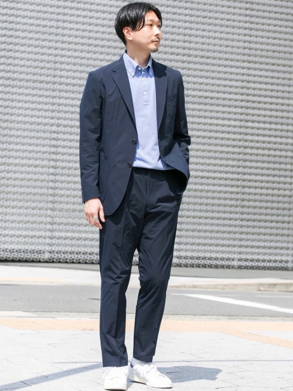 「アーバンリサーチドアーズ、URBAN RESEARCH DOORS、LIFESTYLETAILOR、ビジネススタイル、ポロシャツ、テーラードジャケット、タックイン、セットアップ、ハイウエスト、白スニーカー」｜「URBAN RESEARCH DOORSのLIFE STYLE TAILOR　アクティブジャケット（スーツジャケット、ブルー系）」を使った、h.nozawaさん（メンズ・181cm）の春コーディネートの1枚目の写真