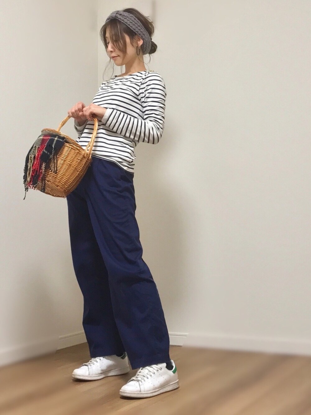 ホワイト系のTシャツ/カットソー、ホワイト系のかごバッグ、ブルー系のパンツを着用したレディースの冬コーディネートの1枚目の写真