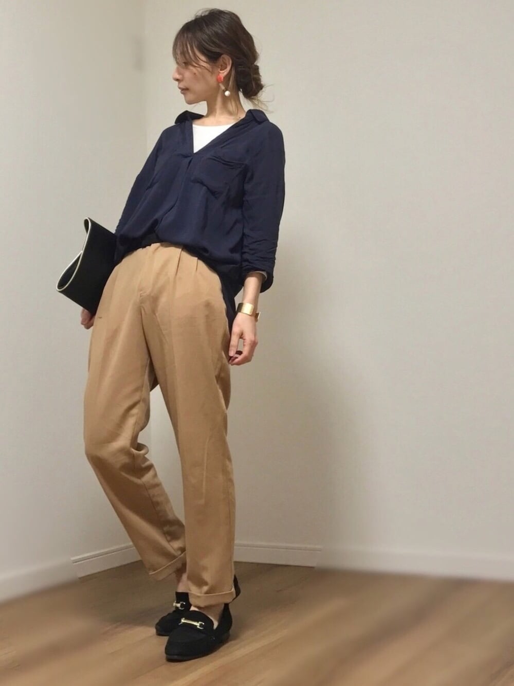 「スキッパーシャツ、シンプル、ハンサムコーデ、クラッチバッグ、春、プチプラ」｜「バブーシュ風のアイテム（その他シューズ、ブラック系）」を使った、❁ a i  ❁さん（レディース・158cm）の春コーディネートの1枚目の写真