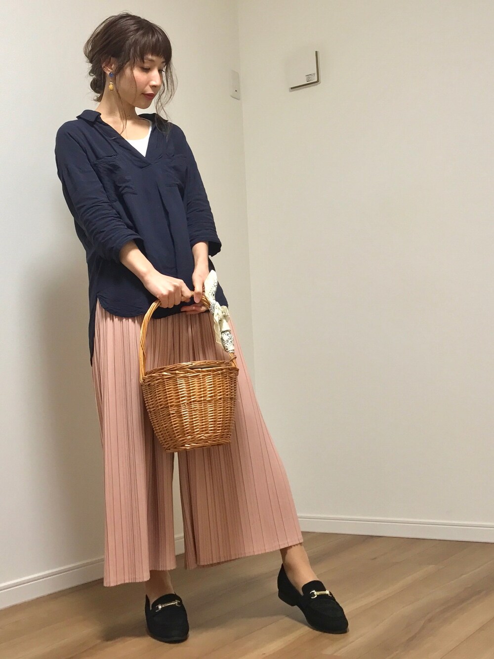 「春、シンプル、プリーツ、スキッパーシャツ、かごバッグ、ペイズリー柄、プチプラ、ローファー」｜「THE EMPORIUMのスキッパーシャツ（シャツ/ブラウス、ブルー系）」を使った、❁ a i  ❁さん（レディース・158cm）の春コーディネートの1枚目の写真
