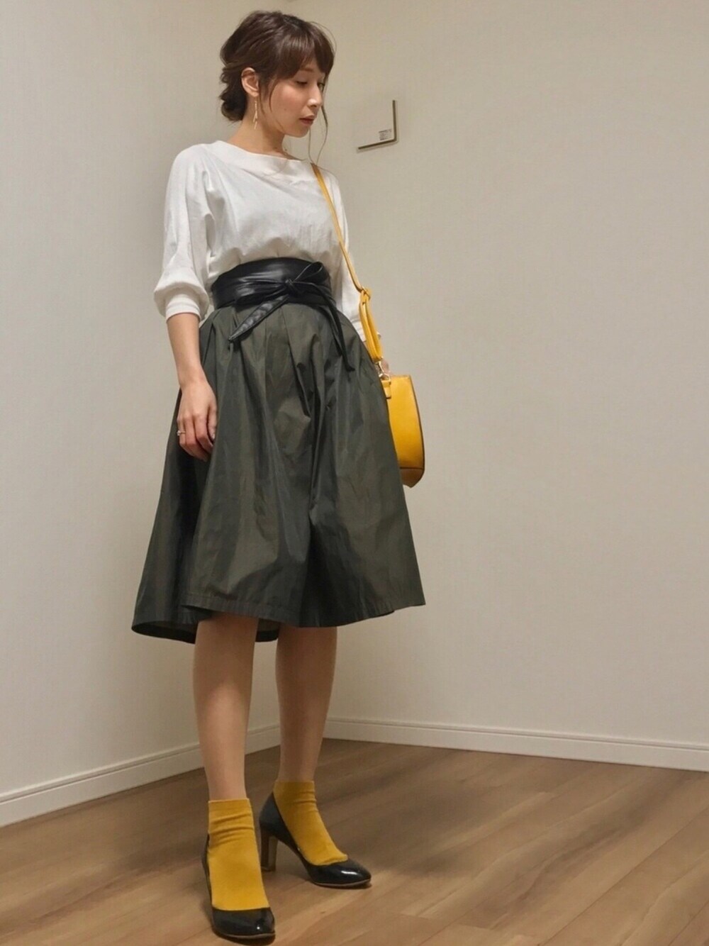 「キレイめ、サッシュベルト、パンプス×靴下、黄色、ベルイエロー、プチプラ、ヘアアレンジ、美女と野獣キャンペーン」｜「SENSE OF PLACE by URBAN RESEARCHのアイテム（スカート、グリーン系）」を使った、❁ a i  ❁さん（レディース・158cm）の春コーディネートの1枚目の写真