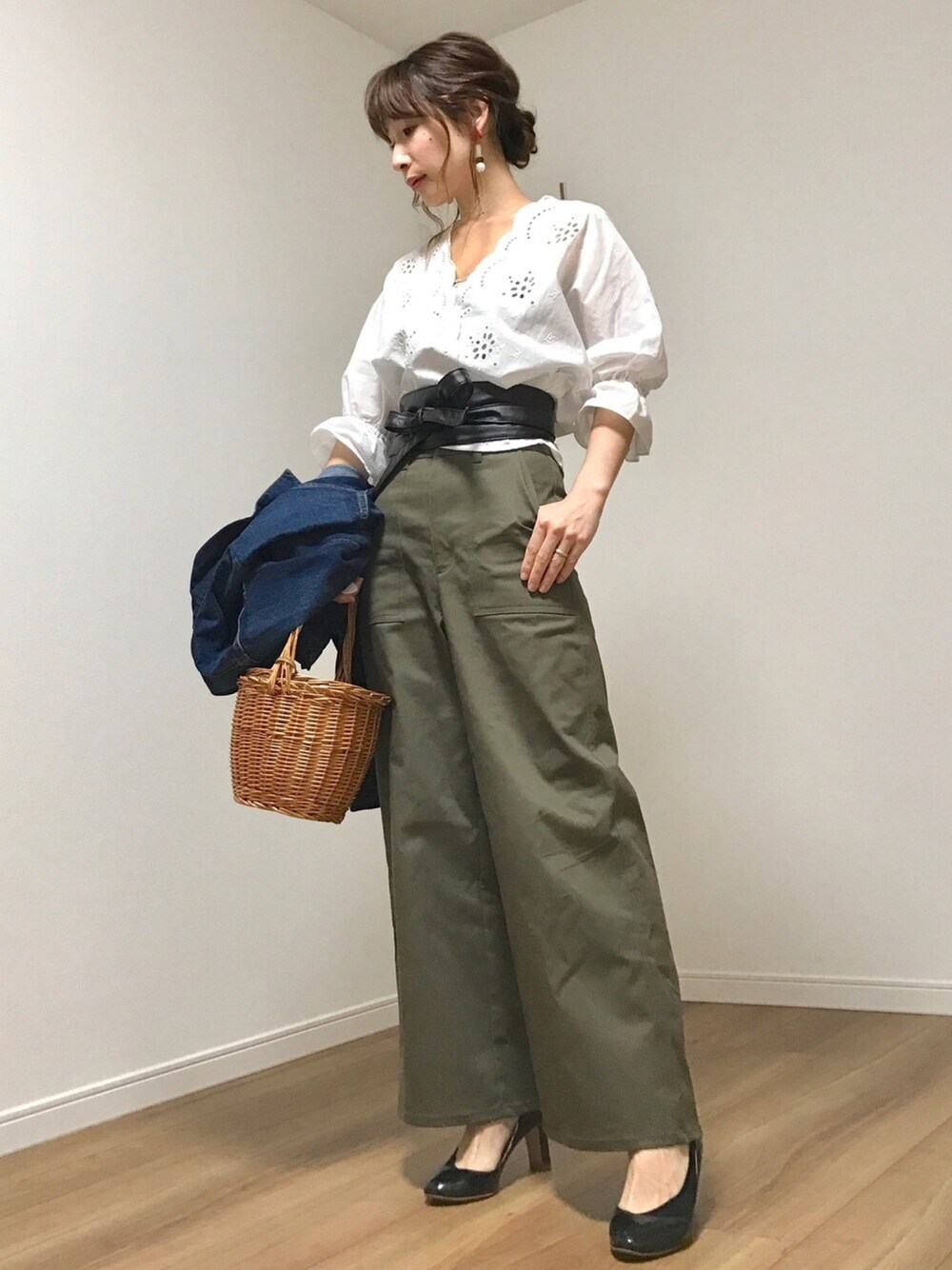 「シンプルコーデ、スカラップ、ベイカーパンツ、プチプラ、サッシュベルト、かごバッグ、ドラフトぬこたろージャクソン」｜「GUのアイテム（パンツ、グリーン系）」を使った、❁ a i  ❁さん（レディース・158cm）の春コーディネートの1枚目の写真
