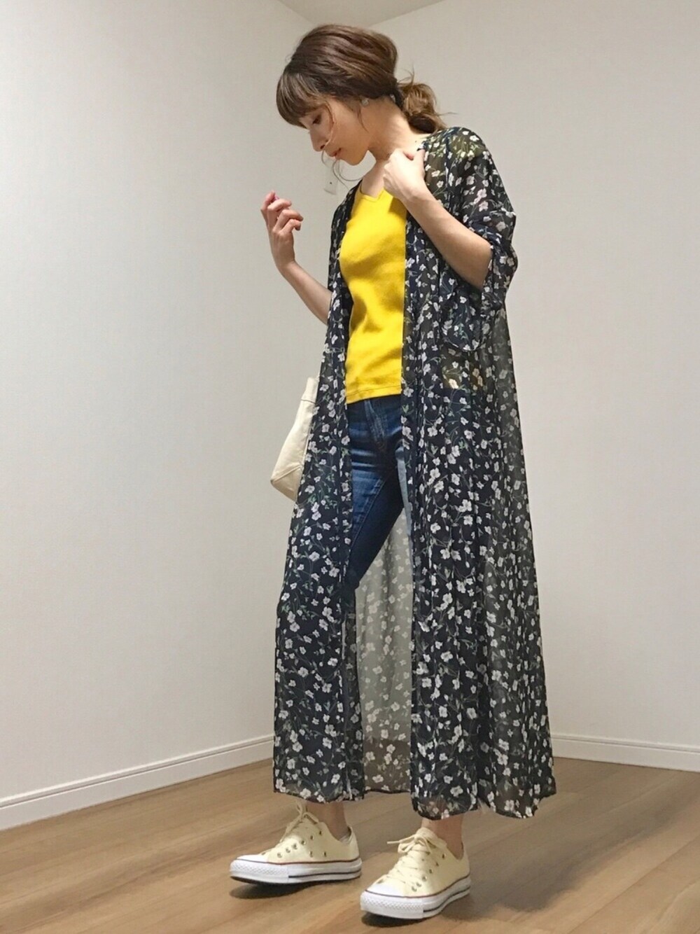 「プチプラ、フレイドヘム、Ungrid、黄色、花柄ワンピース、花柄ｶﾞｳﾝ、切りっぱなしデニム、コンバース、たくさん歩けるコーデ、スキニー」｜「Ungridのノンクラッシュフレイドヘムストスリ（デニムパンツ、ブルー系）」を使った、❁ a i  ❁さん（レディース・158cm）の春コーディネートの1枚目の写真