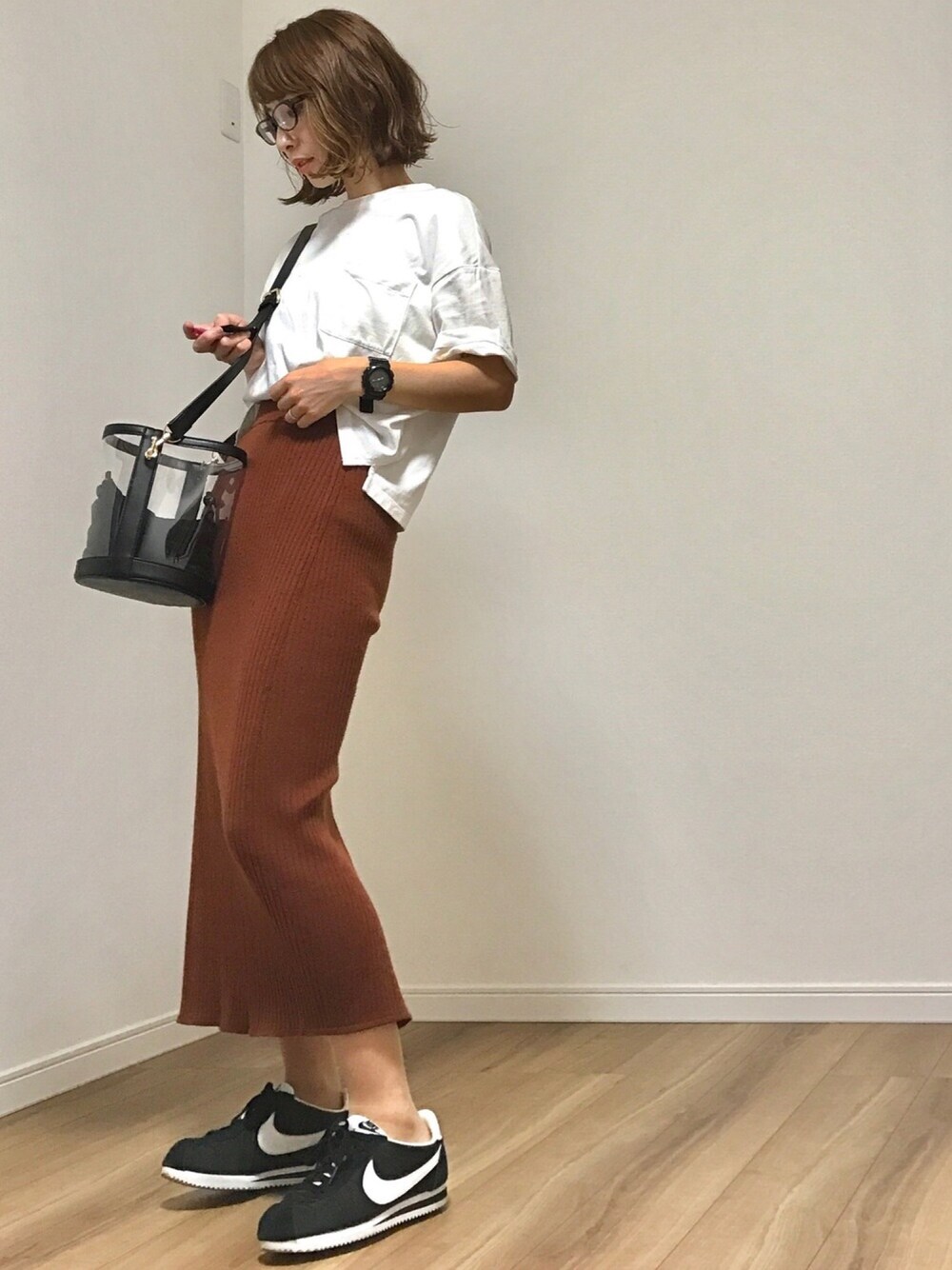 「白Tシャツ、ニットスカート、リブニット、ビッグT、テラコッタ、クリアバッグ、ナイキ、コルテッツ、めがね、プチプラ」｜「IENAのNIKE クラシック コルテッツ ナイロン◆（スニーカー、ブラック系）」を使った、❁ a i  ❁さん（レディース・158cm）の夏コーディネートの1枚目の写真