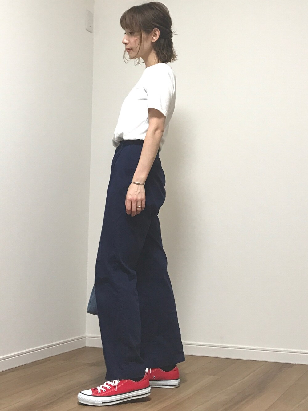 「シンプルコーデ、コンバース、赤コンバース、プチプラ、上下GU、白Tシャツ、ワイドパンツ」｜「GUのアイテム（キャミソール、イエロー系）」を使った、❁ a i  ❁さん（レディース・158cm）の夏コーディネートの1枚目の写真