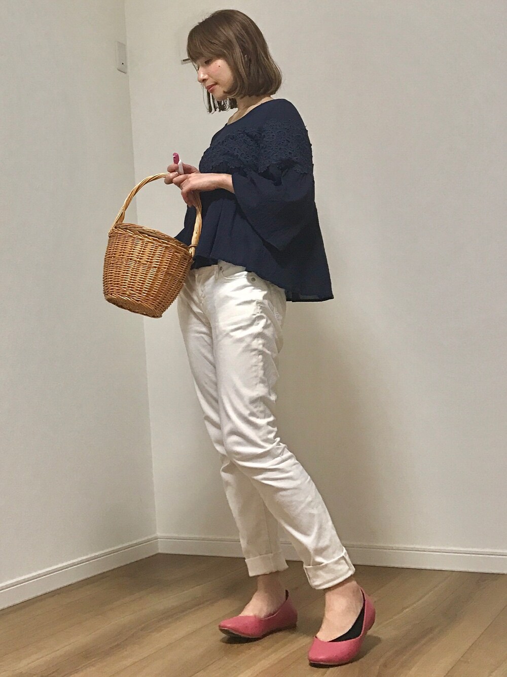 「オトナカジュアル、刺繍、フレアスリーブ、白パンツ、フラットシューズ、かごバッグ、カンカン帽」｜「earth music&ecologyの・レース×楊柳プルオーバー（シャツ/ブラウス、ブルー系）」を使った、❁ a i  ❁さん（レディース・158cm）の夏コーディネートの1枚目の写真