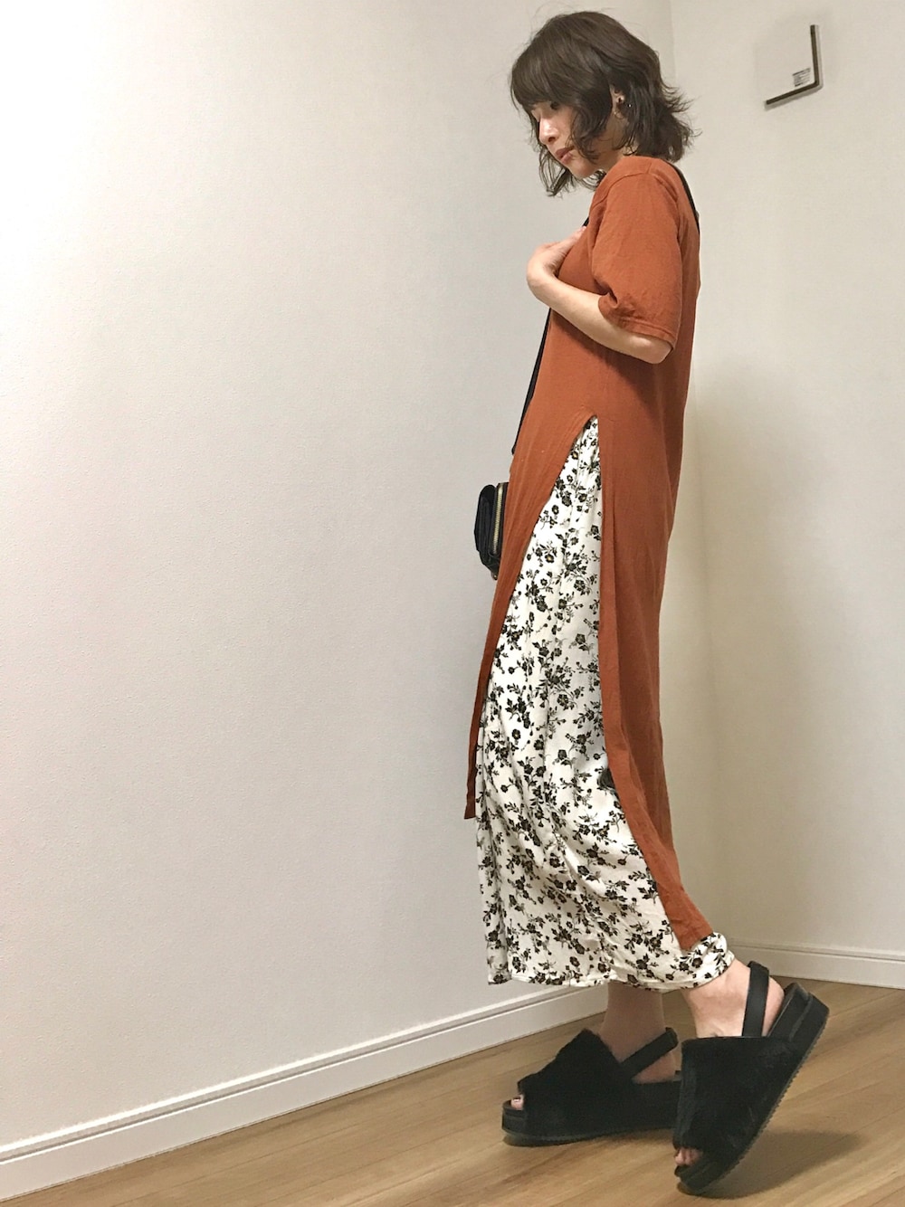 「夏コーデ、テラコッタ、スリット、ファーサンダル、ウォレットバッグ、花柄、プチプラ、GU、ロングTシャツ、パラッツォパンツ」｜「Ungridのサークルデザインピアス（ピアス（両耳用）、ブラック系）」を使った、❁ a i  ❁さん（レディース・158cm）の夏コーディネートの1枚目の写真
