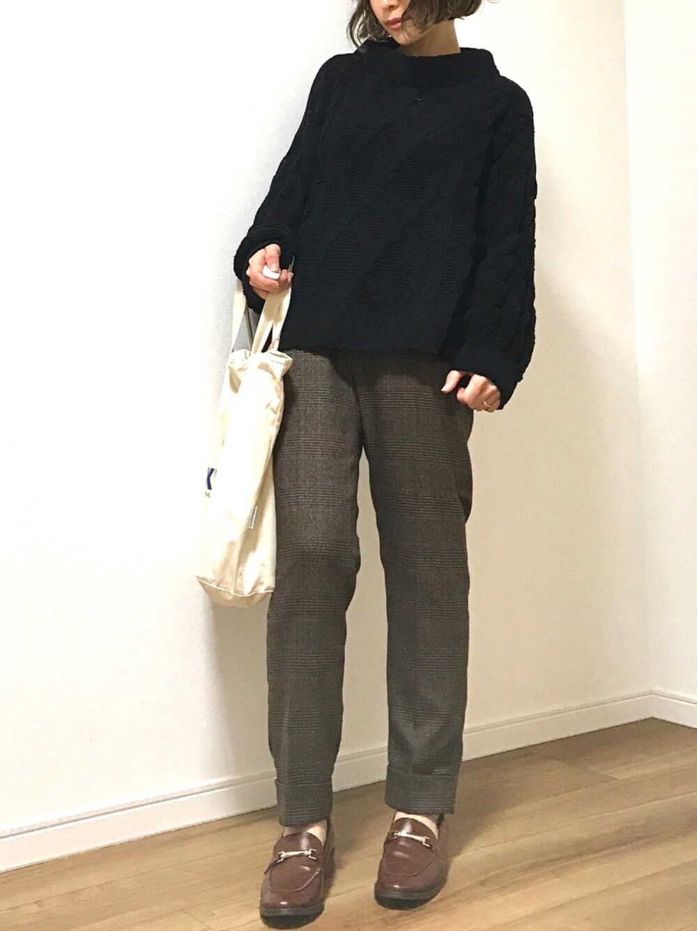 「シンプルコーデ、グレンチェック、ゆるニット、ケーブルニット、ローファー、デニムジャケット、オジ靴、おじコーデ」｜「Furryrateのチェック柄ハイウエストセンタープレスパンツ【グレンチェック】	（その他パンツ、ブラウン系）」を使った、❁ a i  ❁さん（レディース・158cm）の秋コーディネートの1枚目の写真