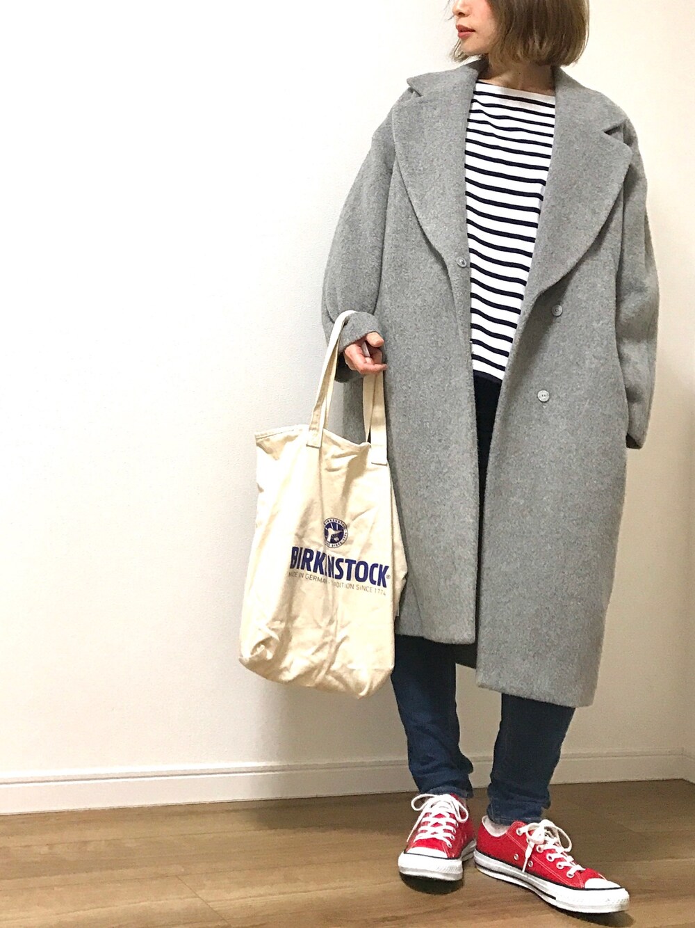 「チェスターコート、ビッグシルエット、ボーダー、デニム、赤コンバース、オールスター、トートバッグ、マタニティ」｜「NANO universeの【CLASSY. 12月号掲載】【VERY 11月号掲載】  西川ダウン/インナーダウン付オーバーサイズチェスターコート（チェスターコート、グレー系）」を使った、❁ a i  ❁さん（レディース・158cm）の冬コーディネートの1枚目の写真