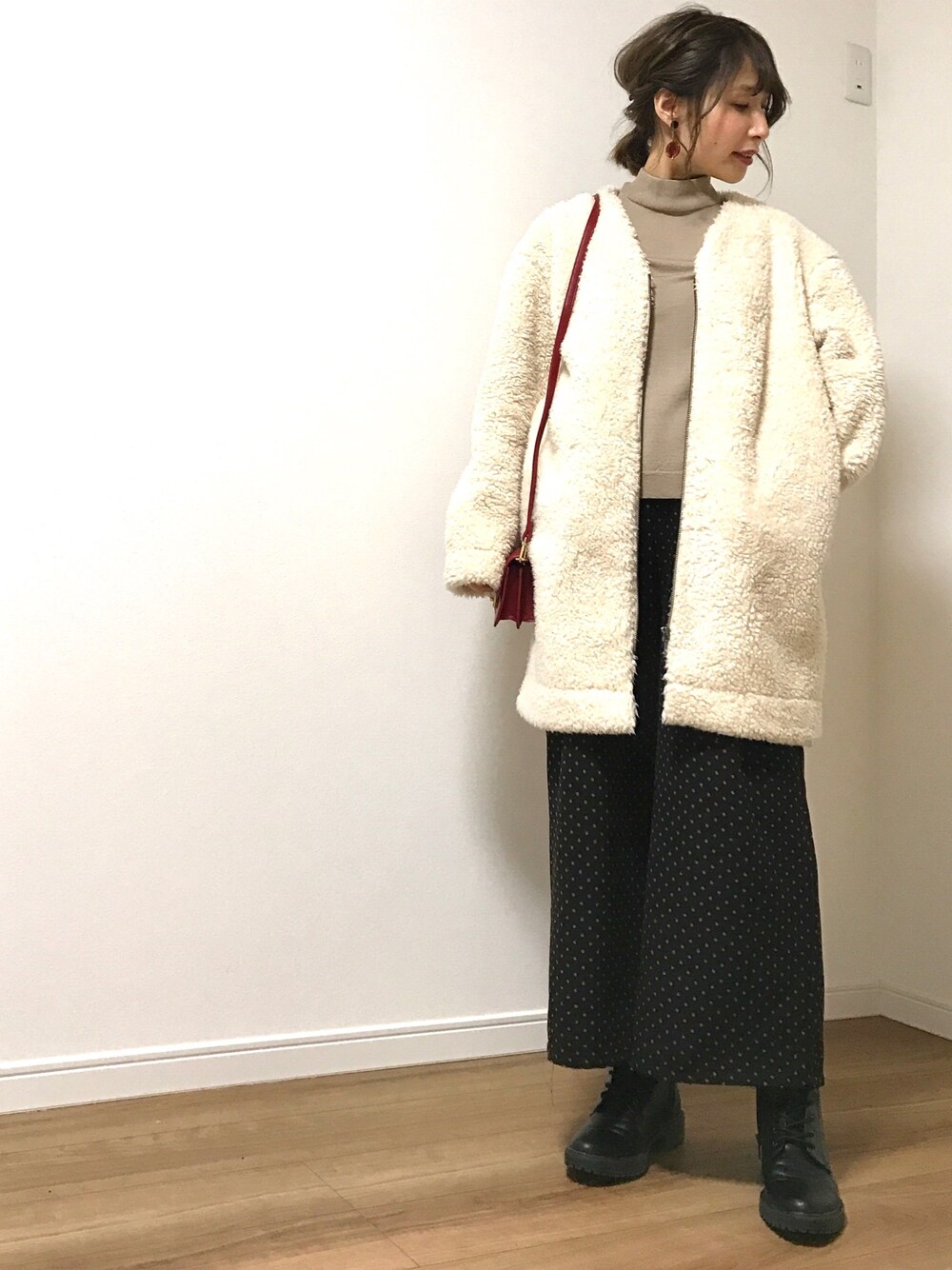 「冬コーデ、シンプル、ボア、ワイドパンツ、ドット、UNIQLO、プチプラ、赤、GU、マタニティ」｜「UNIQLOのWOMEN エクストラファインメリノハイネックセーター（長袖）（ニット/セーター、ベージュ系）」を使った、❁ a i  ❁さん（レディース・158cm）の冬コーディネートの1枚目の写真
