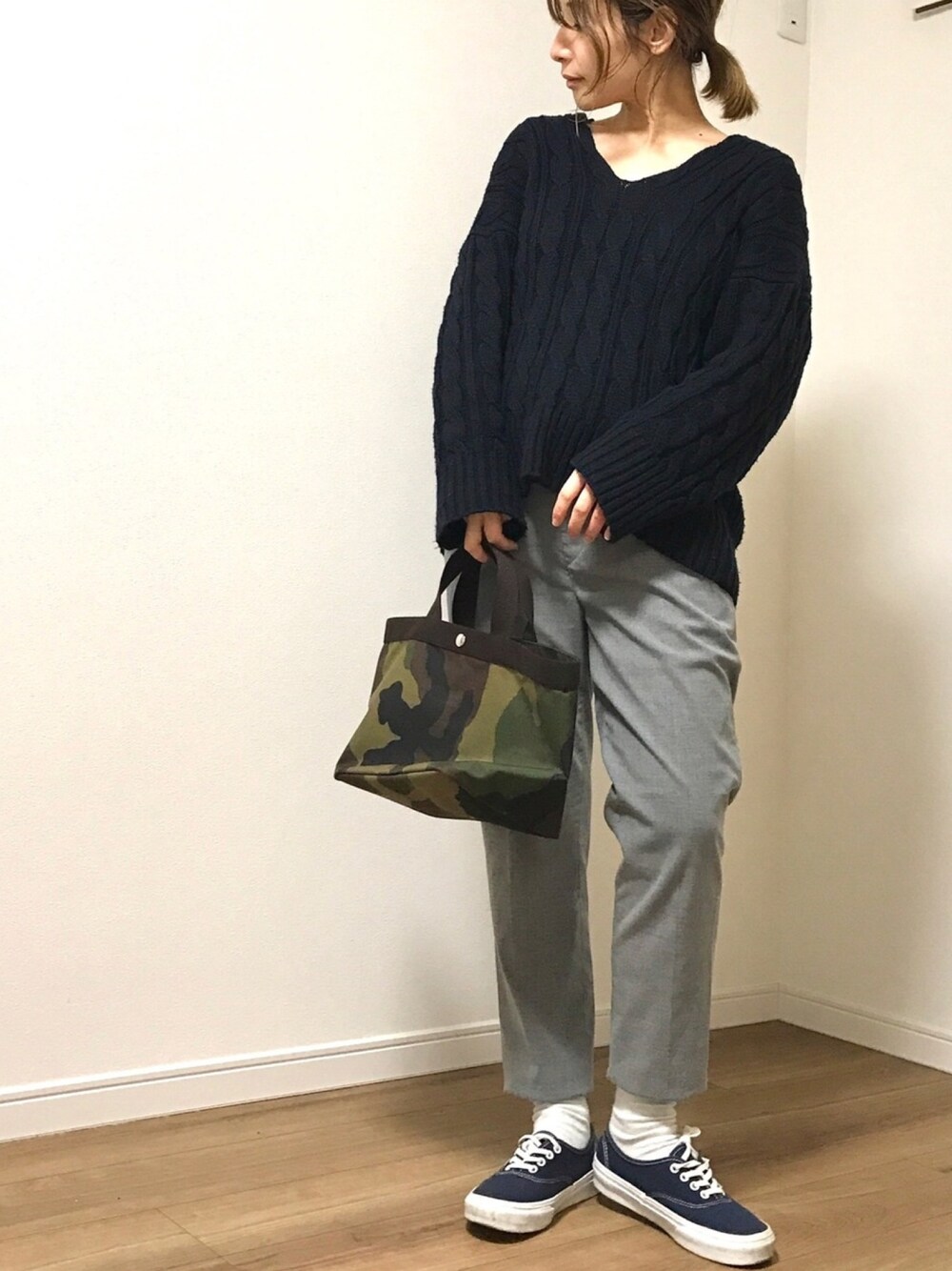 「シンプルコーデ、Vネック、ゆるニット、ケーブルニット、アンクルパンツ、ユニクロ、VANS、カモフラ、トートバッグ、マタニティ」｜「Te chichiのアイテム（ニット/セーター、ブルー系）」を使った、❁ a i  ❁さん（レディース・158cm）の冬コーディネートの1枚目の写真