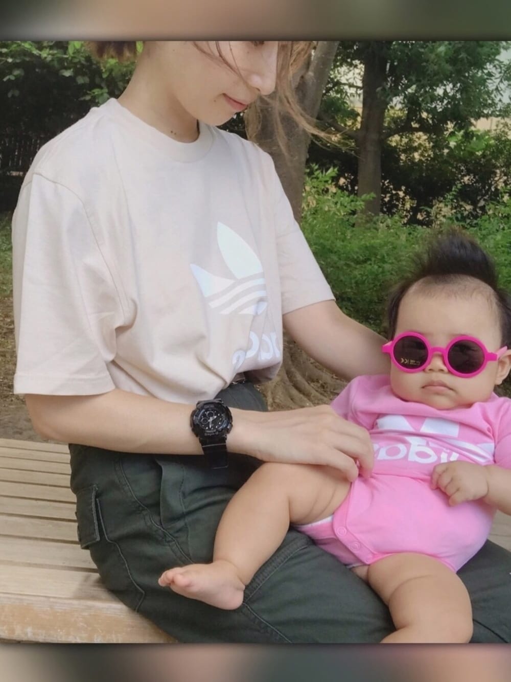 「adidas、親子コーデ、スボーツミックス、ベージュ、ピンク、ベビーコーデ、丸サングラス、ママコーデ、カジュアル、リンクコーデ」｜「adidasのオリジナルス トレフォイル Tシャツ TREFOIL TEE（Tシャツ/カットソー、ベージュ系）」を使った、❁ a i  ❁さん（レディース・158cm）の夏コーディネートの1枚目の写真