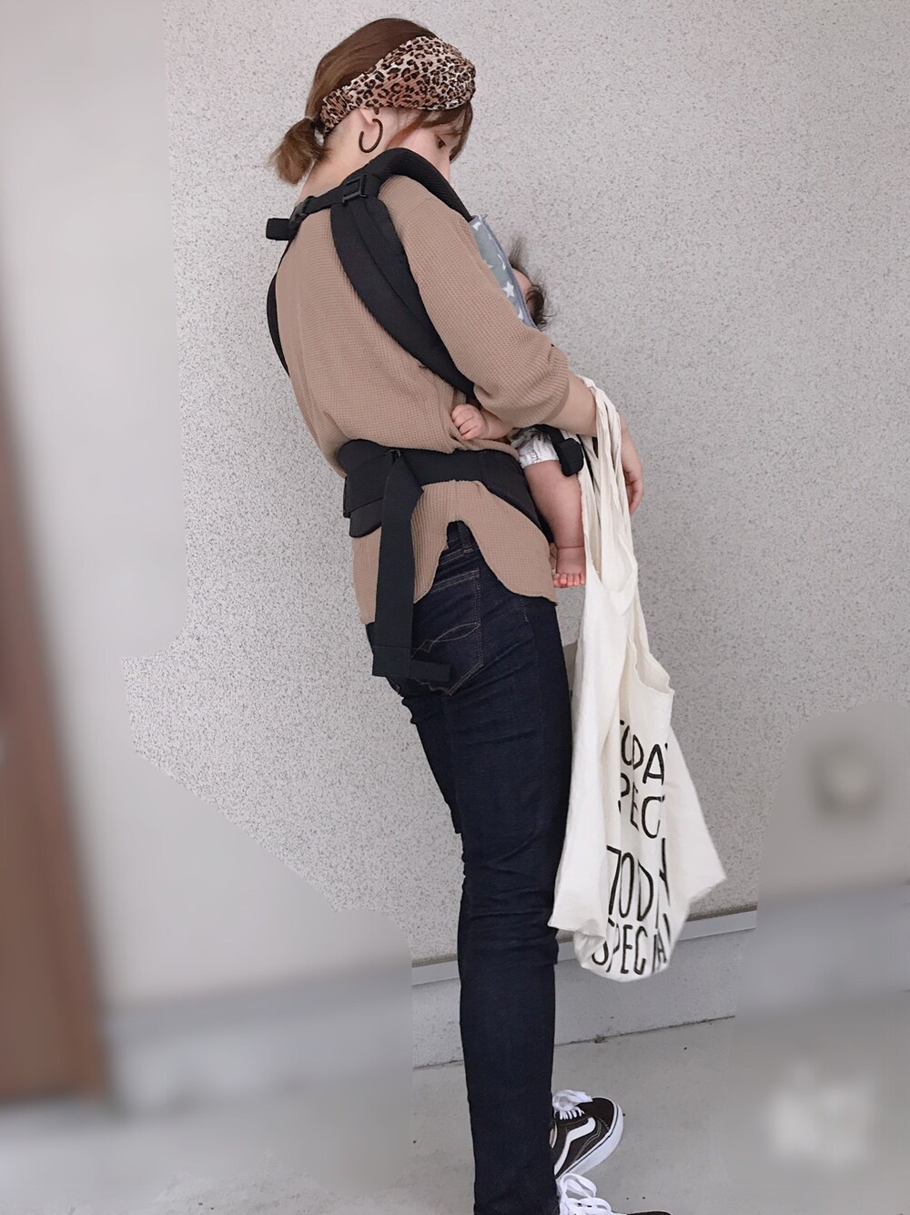 「パンツスタイル、秋のコーデ、秋服、ママコーデ、レオパード、ブラウン、オールドスクール、ヘアバンド、ワッフルクルーネックＴ、プチプラ」｜「UNIQLOのアイテム（Tシャツ/カットソー、ベージュ系）」を使った、❁ a i  ❁さん（レディース・158cm）の秋コーディネートの1枚目の写真