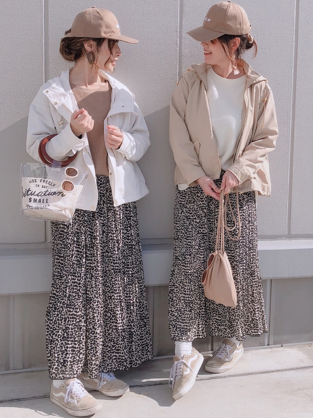 ベージュ系のTシャツ/カットソー、ホワイト系のマウンテンパーカー、ベージュ系のスカートを着用したレディースの春コーディネートの1枚目の写真