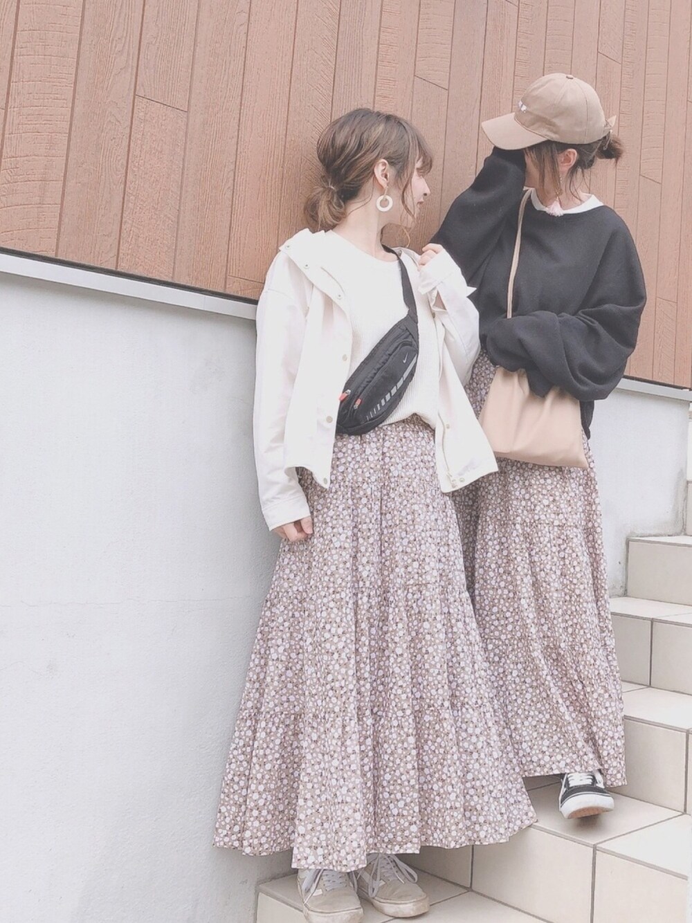 ホワイト系のマウンテンパーカー、ベージュ系のスカート、ホワイト系のTシャツ/カットソーを着用したレディースの春コーディネートの1枚目の写真