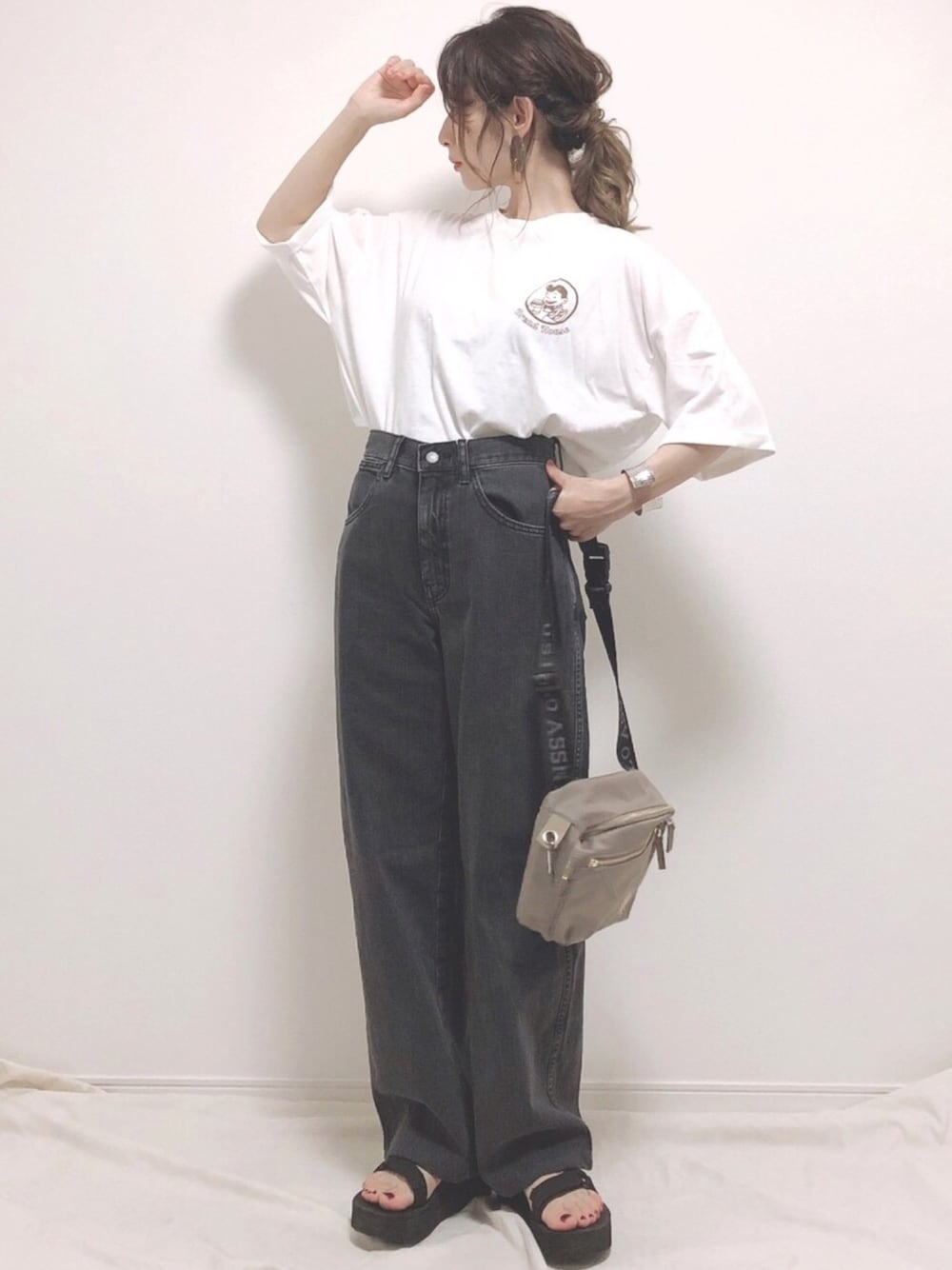 「カーブパンツ、白Tシャツ、バックプリント、スポーツサンダル、ママコーデ、ボディバッグ、グレーデニム、プチプラコーデ」｜「PairPairのもぐもぐ！ブレッドくんバックプリントTシャツ（Tシャツ/カットソー、ブラウン系）」を使った、❁ a i  ❁さん（レディース・158cm）の夏コーディネートの1枚目の写真