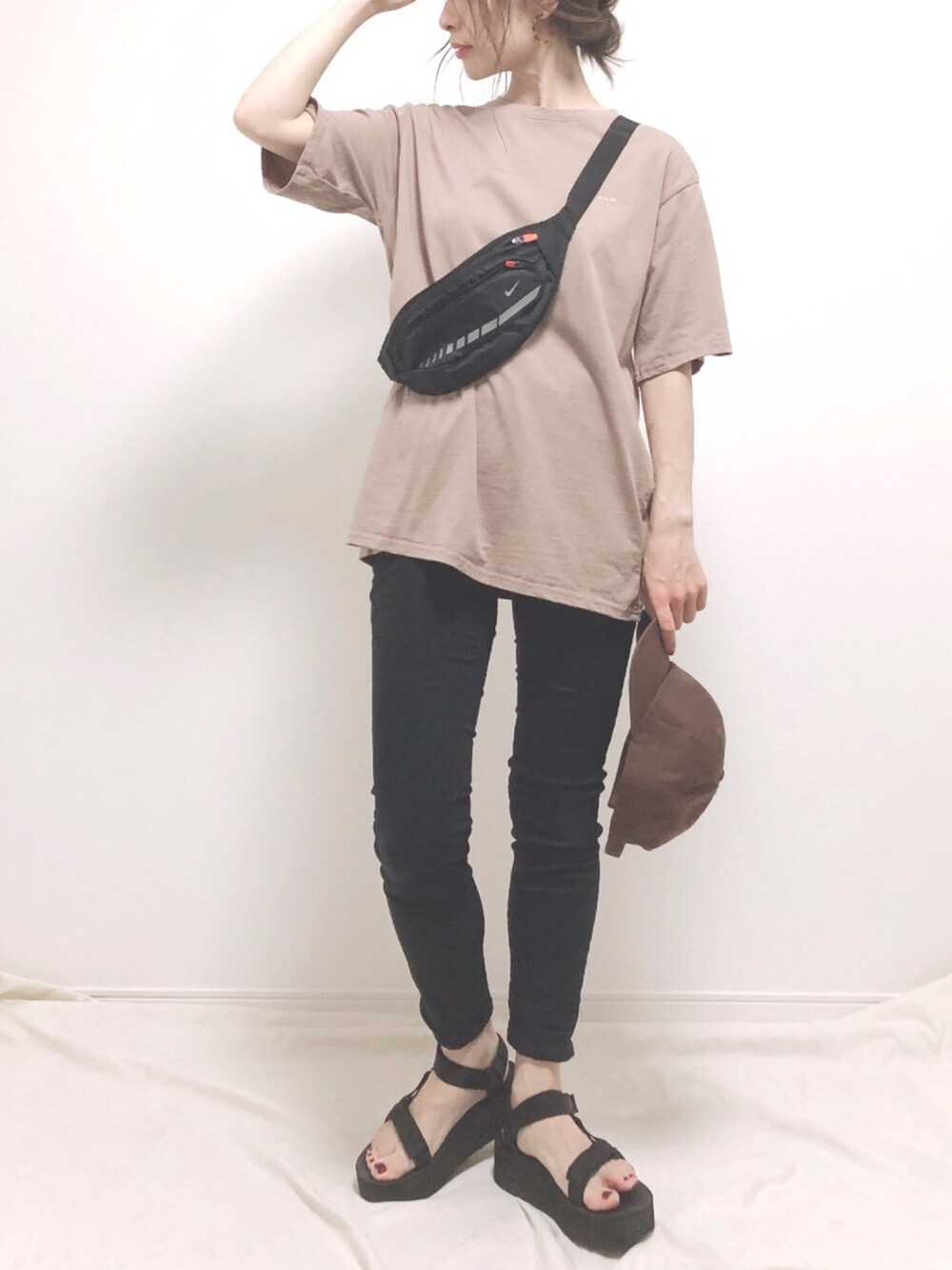 ブラック系のパンツ、ブラウン系のTシャツ/カットソー、ブラック系のサンダルを着用したレディースの夏コーディネートの1枚目の写真