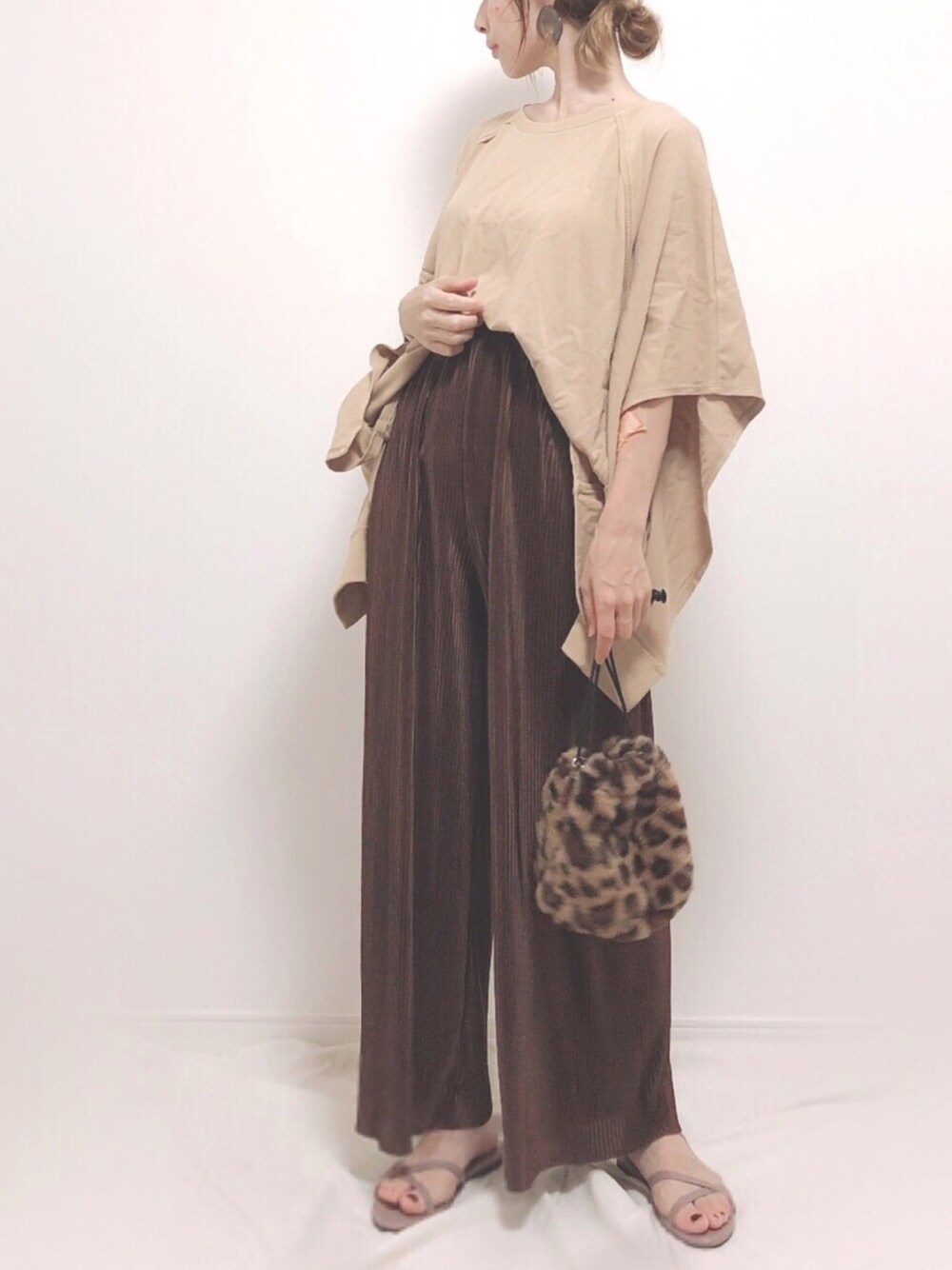 ブラウン系のその他パンツ、ベージュ系のTシャツ/カットソー、その他のハンドバッグを着用したレディースの夏コーディネートの1枚目の写真