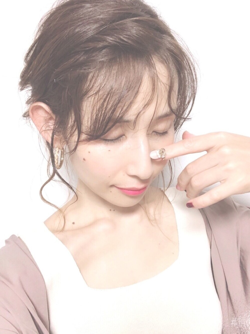 ホワイト系のタンクトップ、ブラウン系のシャツ/ブラウス、ゴールド系のピアス（両耳用）を着用したレディースの夏コーディネートの1枚目の写真