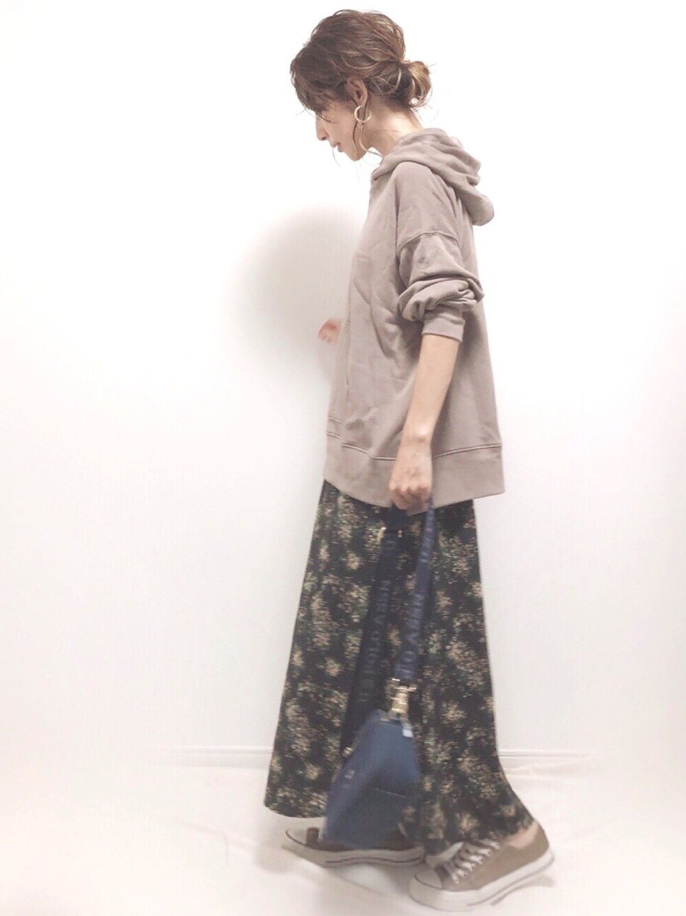 「秋コーデ、パーカー、ベージュ、花柄、マーメイドスカート、コンバース、ママコーデ、プチプラ」｜「URBAN RESEARCH Sonny Labelのミモザ柄マーメイドマキシスカート（スカート、ブラック系）」を使った、❁ a i  ❁さん（レディース・158cm）の夏コーディネートの1枚目の写真