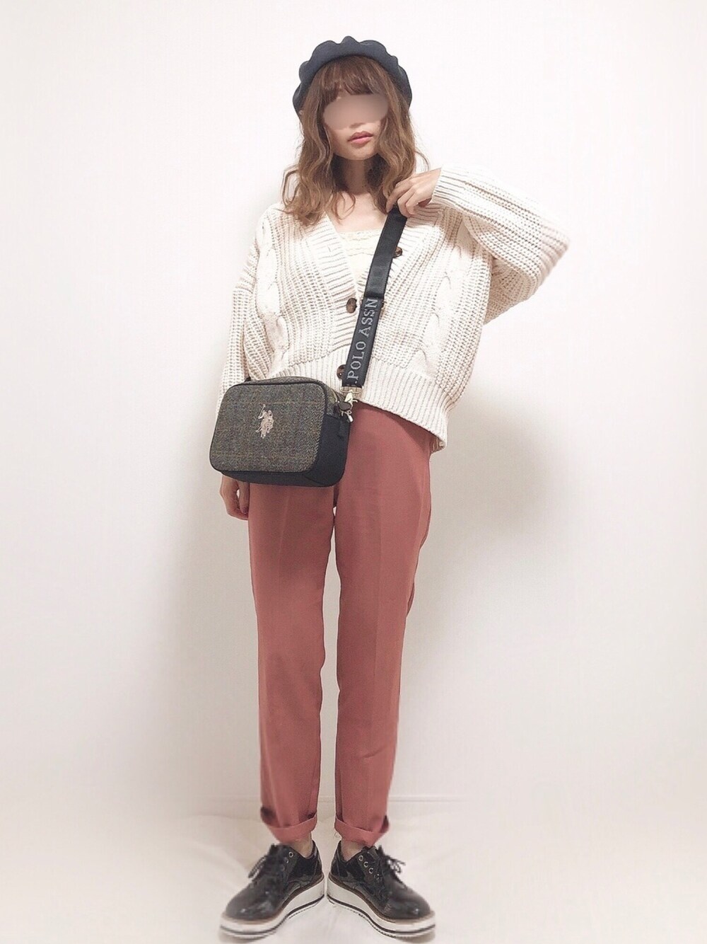 「dholic、らくちん、トラッド、スラックス、カラーパンツ、オックスフォードシューズ、ニットカーディガン、ざっくりニット、ベレー帽、ママコーデ」｜「DHOLICのパフスリーブニットカーディガン（カーディガン/ボレロ、ホワイト系）」を使った、❁ a i  ❁さん（レディース・158cm）の秋コーディネートの1枚目の写真