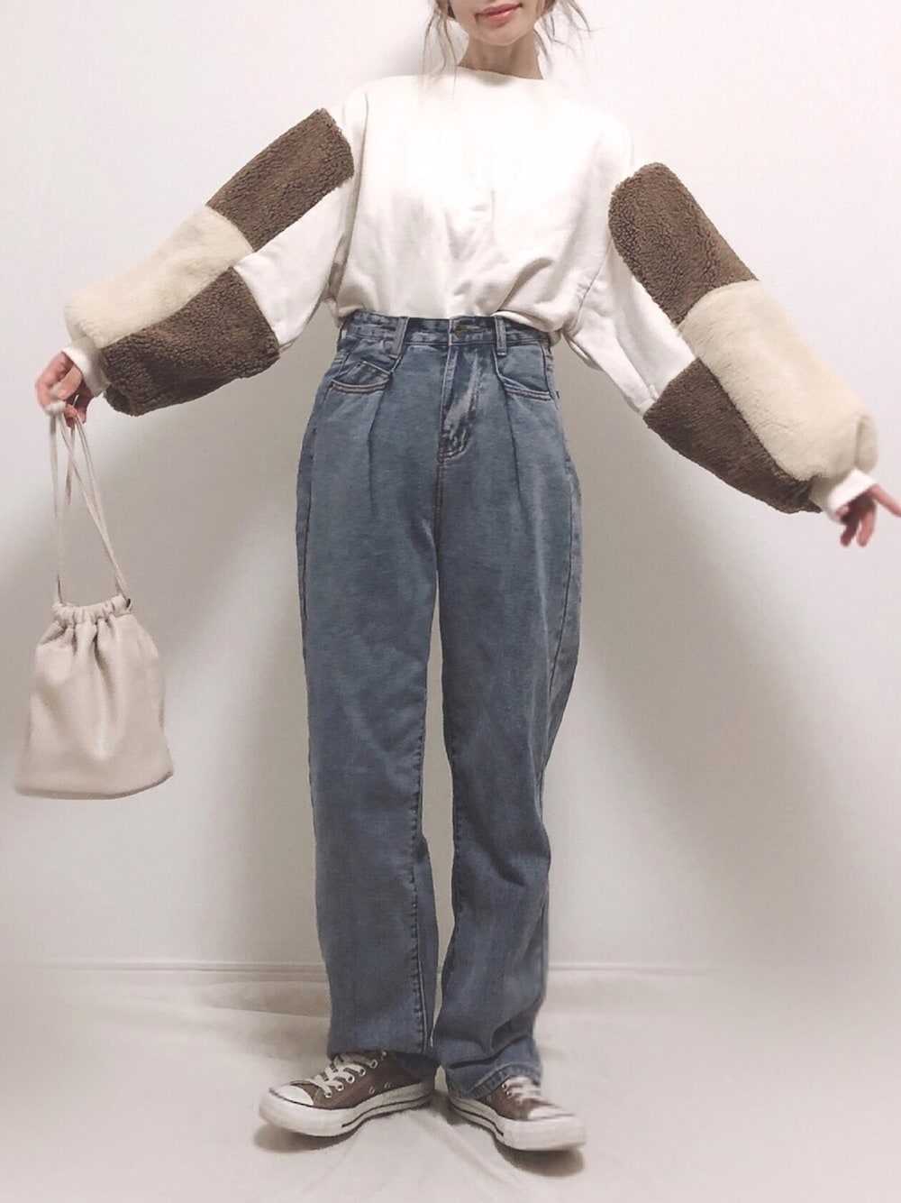 「秋冬コーデ、ボリューム袖、ボア、もこもこ、ハイウエスト、デニム、ママコーデ、展示会、アロムリリー」｜「Arumlilyの【Arumlily】エコファーコンビハイネックブラウス（Tシャツ/カットソー、ベージュ系）」を使った、❁ a i  ❁さん（レディース・158cm）の秋コーディネートの1枚目の写真
