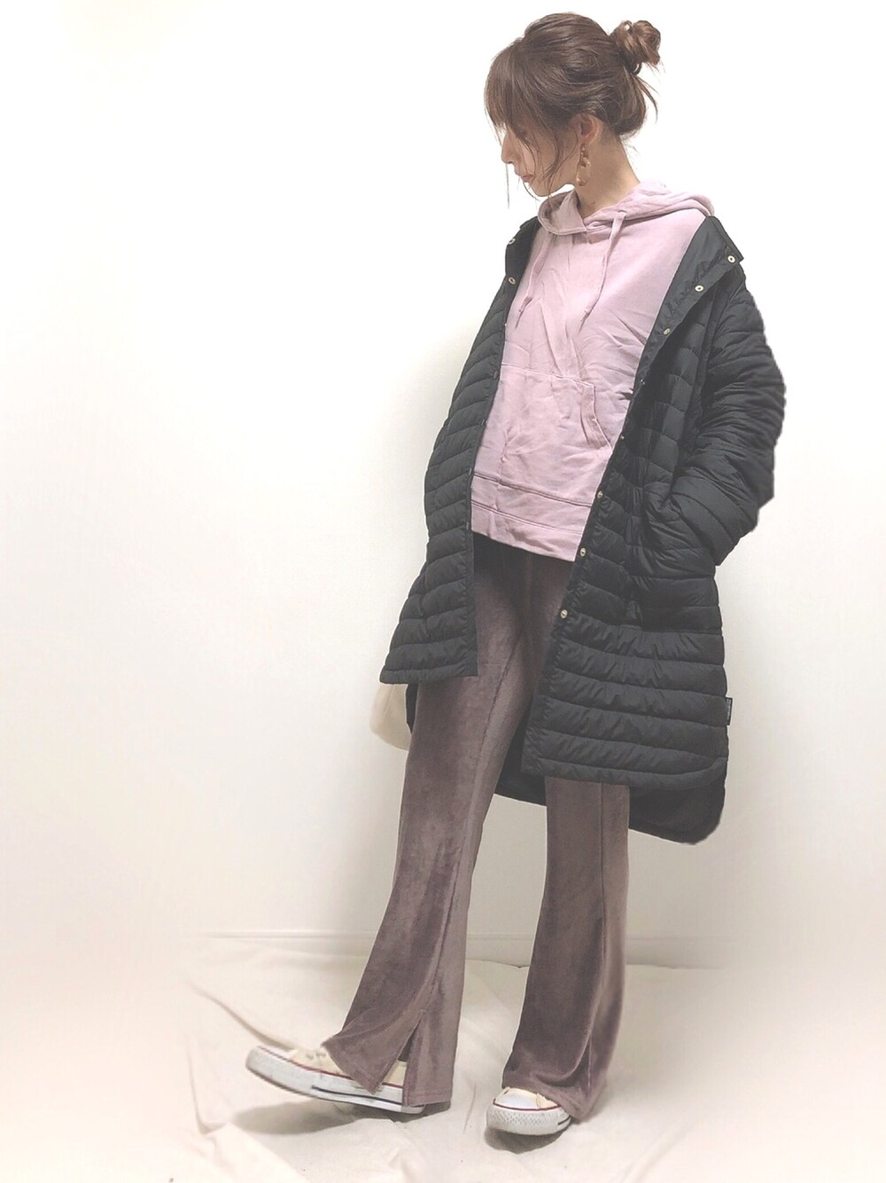 「シンプル、休日スタイル、カジュアル、フレアパンツ、ママコーデ、プチプラコーデ、ベロア、ライトダウン」｜「Traditional WeatherwearのARKLEY LONG DOWN PACKABLE（ダウンジャケット/コート、ブラック系）」を使った、❁ a i  ❁さん（レディース・158cm）の冬コーディネートの1枚目の写真