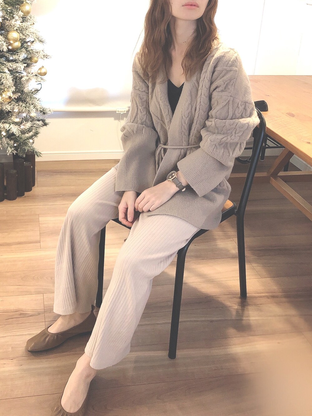 「シンプルコーデ、クリスマス、ゆるコーデ、ルームウェア、ニットガウン、ベージュ、リラックススタイル、リブパンツ、バレエシューズ」｜「FURLAの【FURLA】フルラ METROPOLIS 38mm ウォッチ（アナログ腕時計、ベージュ系）」を使った、❁ a i  ❁さん（レディース・158cm）の冬コーディネートの1枚目の写真