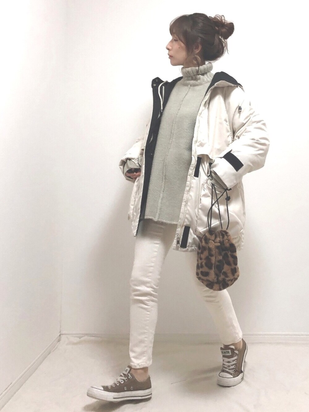 グレー系のニット/セーター、ホワイト系のその他アウター、ブラウン系のスニーカーを着用したレディースの冬コーディネートの1枚目の写真