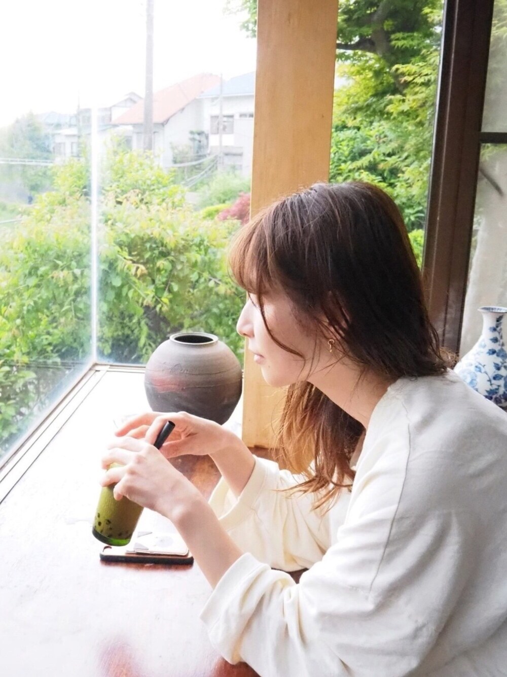 ホワイト系のTシャツ/カットソー、ゴールド系のピアス（両耳用）を着用したレディースの春コーディネートの1枚目の写真