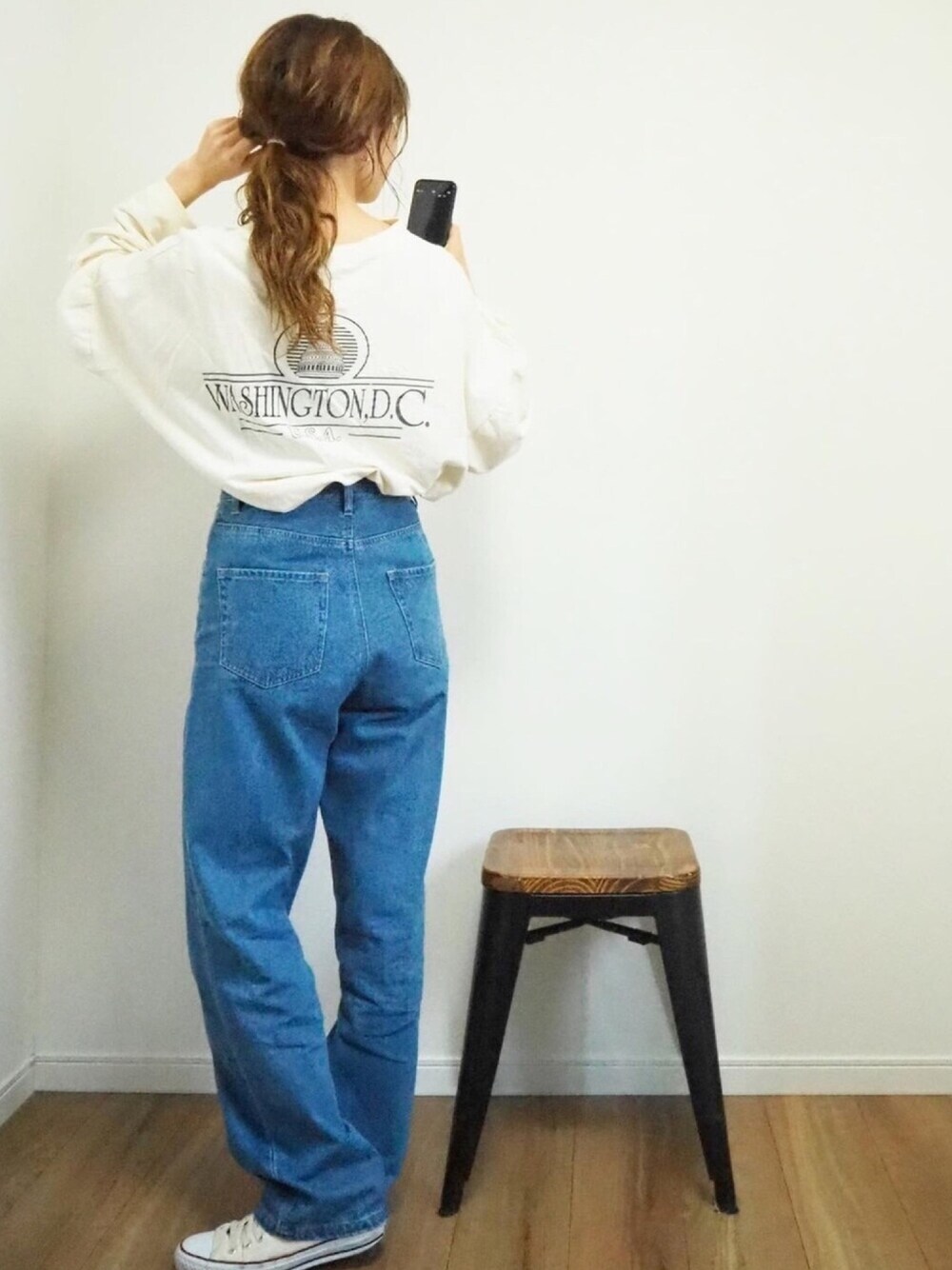 ブルー系のデニムパンツ、ホワイト系のTシャツ/カットソー、ホワイト系のスニーカーを着用したレディースの春コーディネートの1枚目の写真