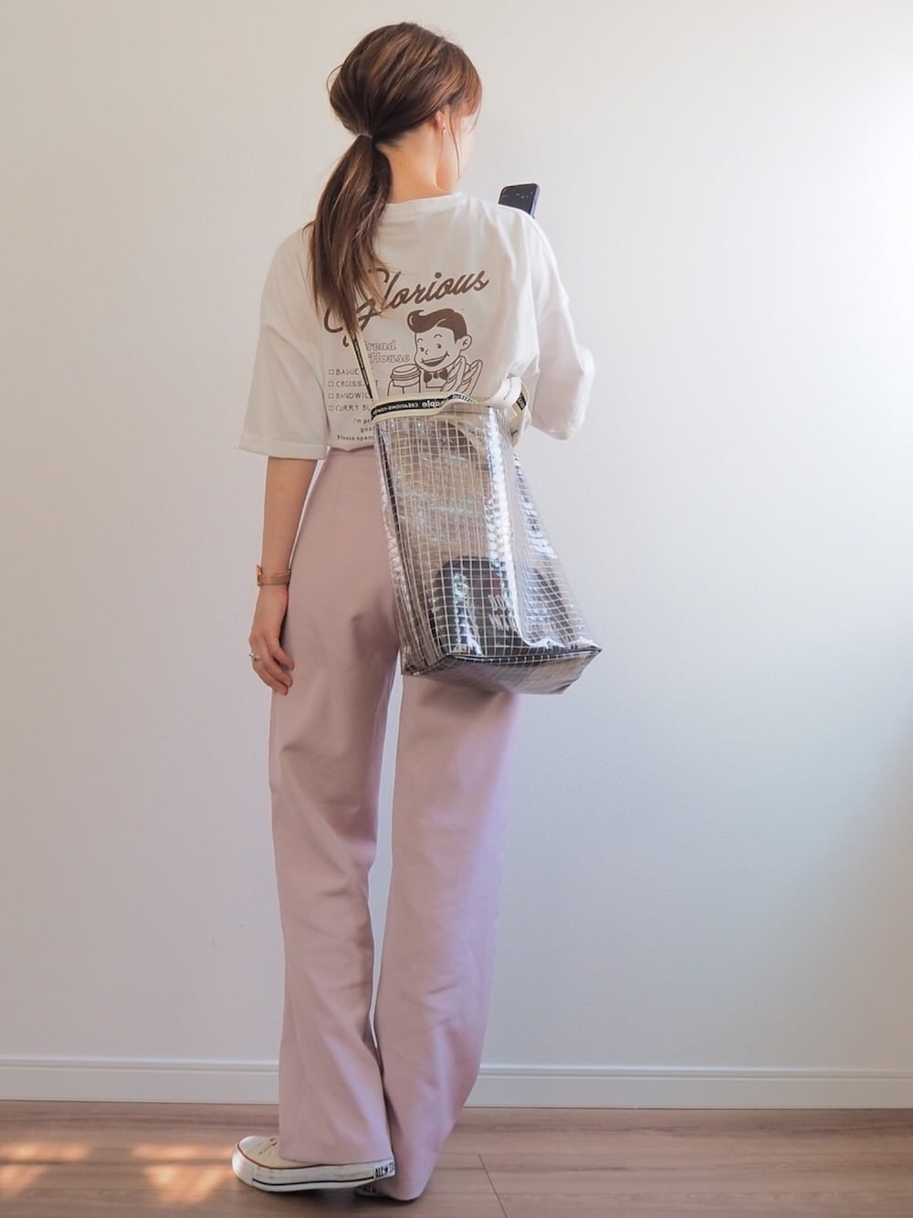 ブラウン系のTシャツ/カットソー、ピンク系のスラックス、ブラック系のショルダーバッグを着用したレディースの夏コーディネートの1枚目の写真