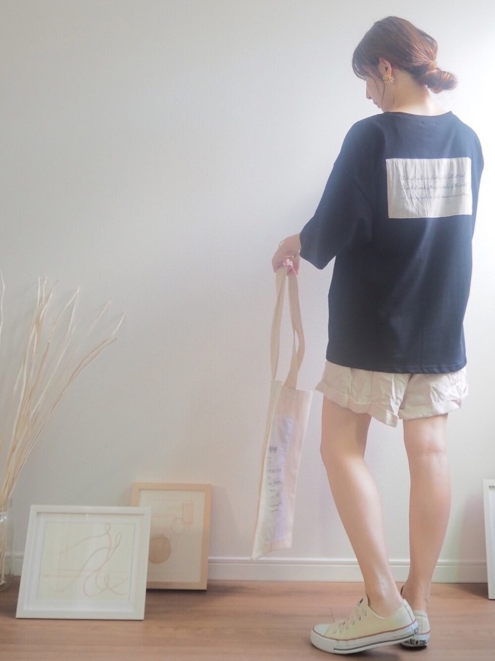 ブラック系のTシャツ/カットソー、ホワイト系のその他パンツ、ホワイト系のエコバッグ/サブバッグを着用したレディースの夏コーディネートの1枚目の写真