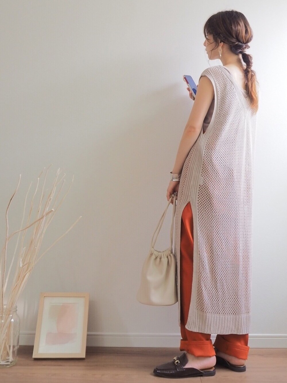 グレー系のニット/セーター、ブラウン系のその他パンツ、ブラック系のサンダルを着用したレディースの夏コーディネートの1枚目の写真