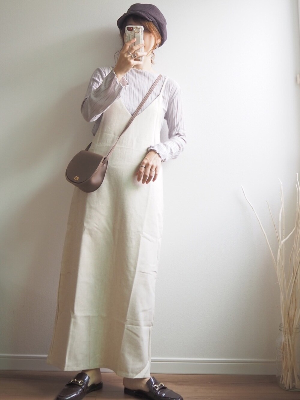 ベージュ系のTシャツ/カットソー、ホワイト系のワンピース/ドレス、ブラウン系のショルダーバッグを着用したレディースの秋コーディネートの1枚目の写真