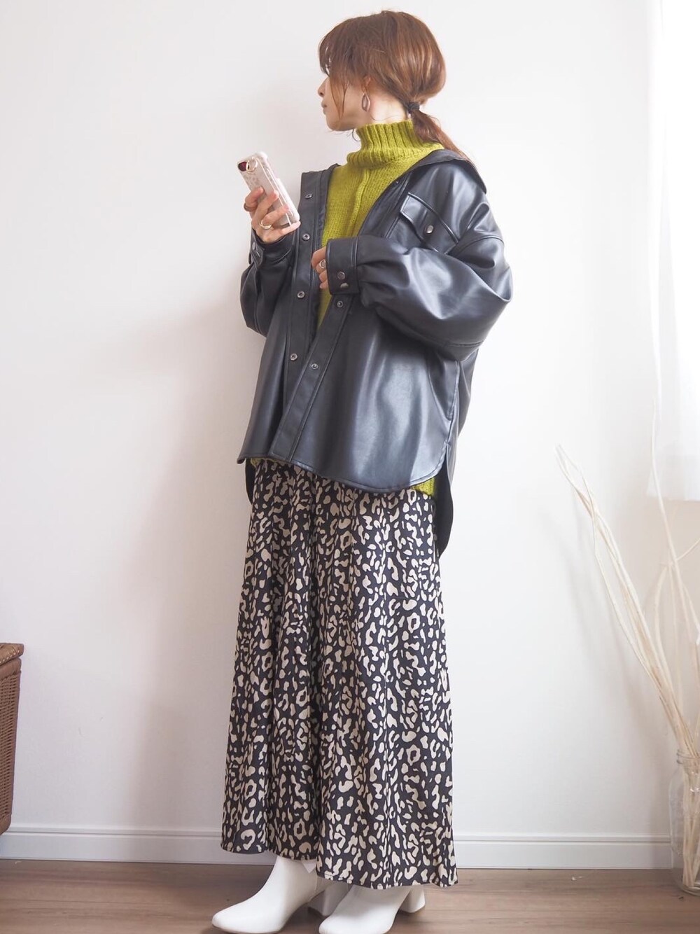 「休日スタイル、秋冬コーデ、レオパード、エコレザー、ママコーデ、プチプラ、パイピング、ゆるニット、ショートブーツ、グレイル」｜「ap retroのエコレザーオーバーシャツジャケット【ZOZOTOWN限定商品】（ブルゾン、ブラック系）」を使った、❁ a i  ❁さん（レディース・158cm）の秋コーディネートの1枚目の写真