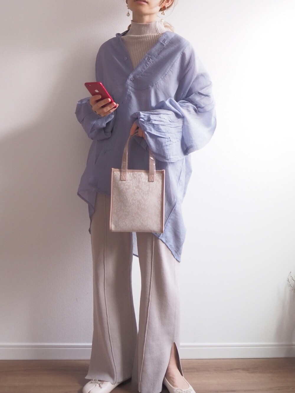 パープル系のシャツ/ブラウス、グレー系のその他パンツ、ホワイト系のショルダーバッグを着用したレディースの冬コーディネートの1枚目の写真