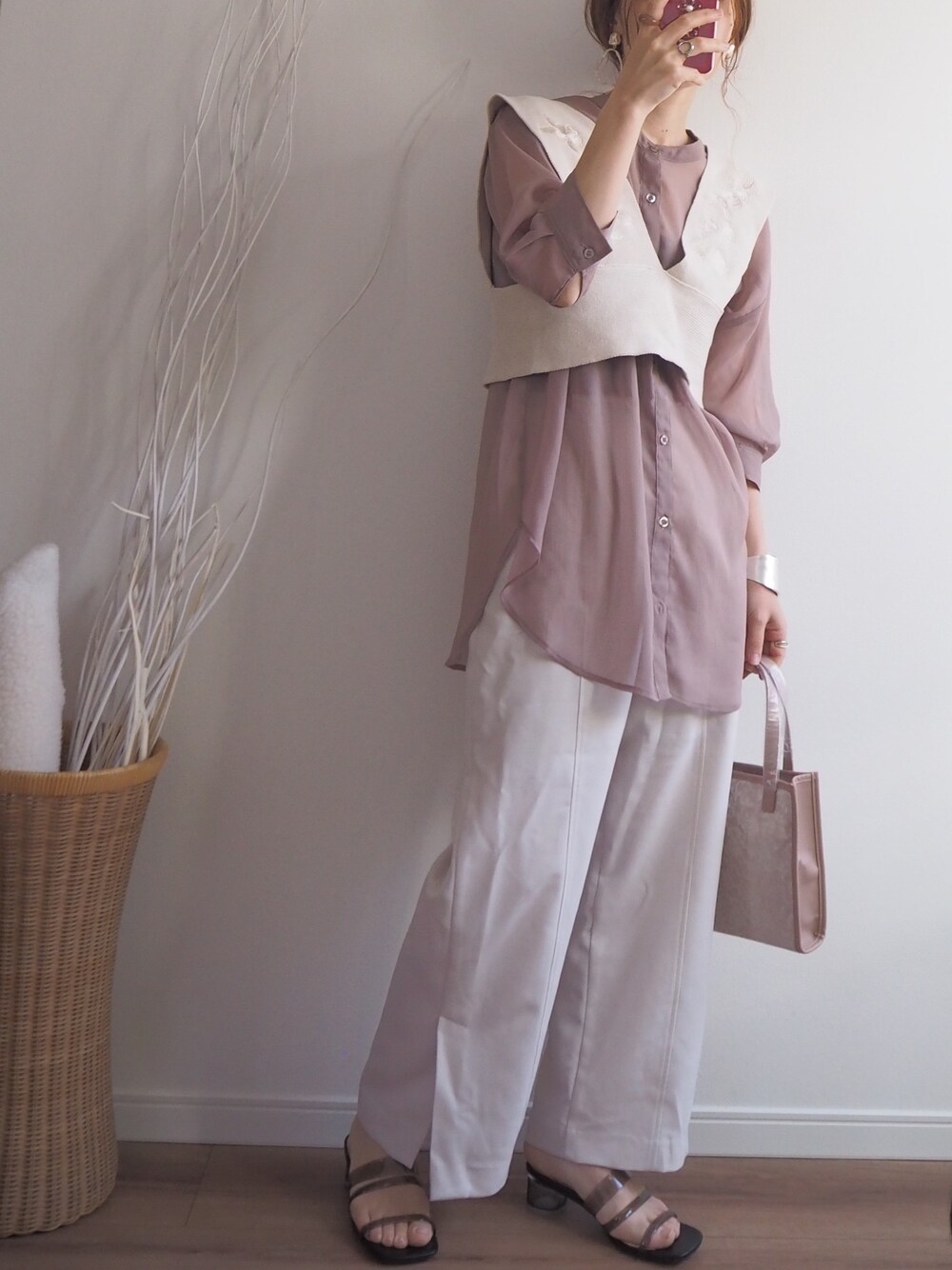 ブラック系のサンダル、ブラウン系のシャツ/ブラウス、ベージュ系のベストを着用したレディースの春コーディネートの1枚目の写真