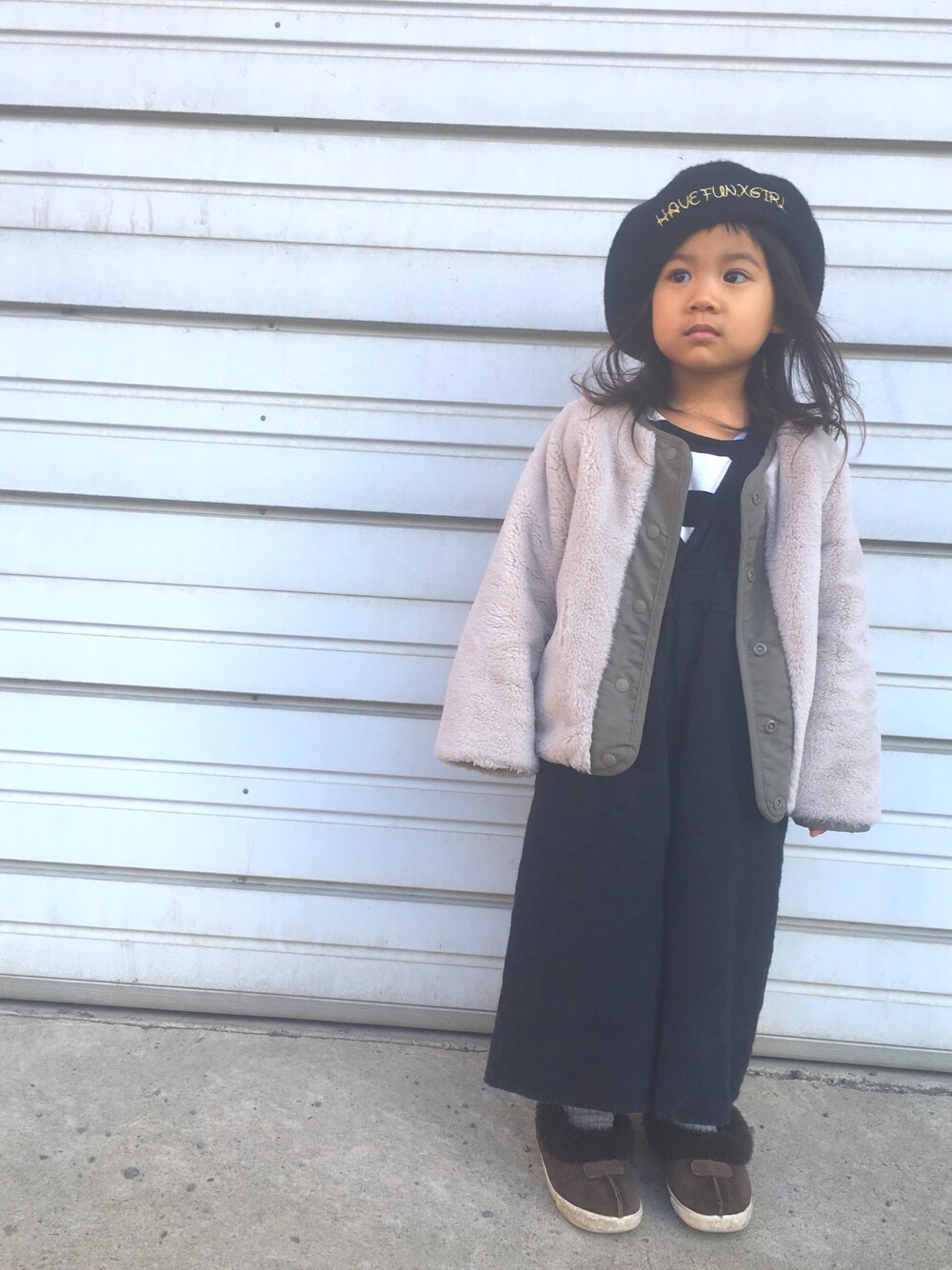 「ベレー帽、サロペットワイドパンツ、ボーダー、リブタイツ、モカシン、リバーシブルブルゾン、3歳」｜「X-girlのBERET（ハンチング/ベレー帽、ブラック系）」を使った、すぅくぅさん（キッズ・100cm）の冬コーディネートの1枚目の写真