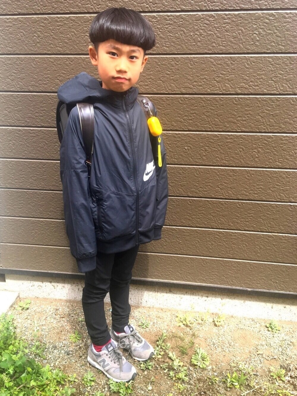 「ブラックコーデ、ナイロンパーカー、通学コーデ、2年生、小学生男子、赤い靴下、学校こーで」｜「NIKEのナイキ スポーツウェア ウィンドランナー ジュニア (ボーイズ) フルジップ パーカー（その他アウター、ブラック系）」を使った、すぅくぅさん（キッズ・133cm）の春コーディネートの1枚目の写真