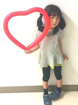 「nino（ニノ）のアイテム（Tシャツ/カットソー、グレー系）」を使った、hitomiさん（キッズ・137cm）の春コーディネート