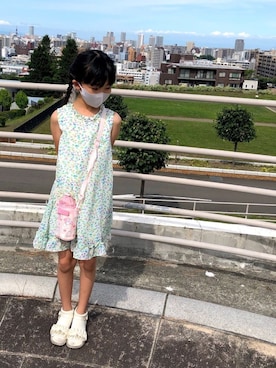 「nino（ニノ）の[130-140] フラワーシフォンワンピース（ワンピース、ホワイト系）」を使った、hitomiさん（キッズ・137cm）の夏コーディネート
