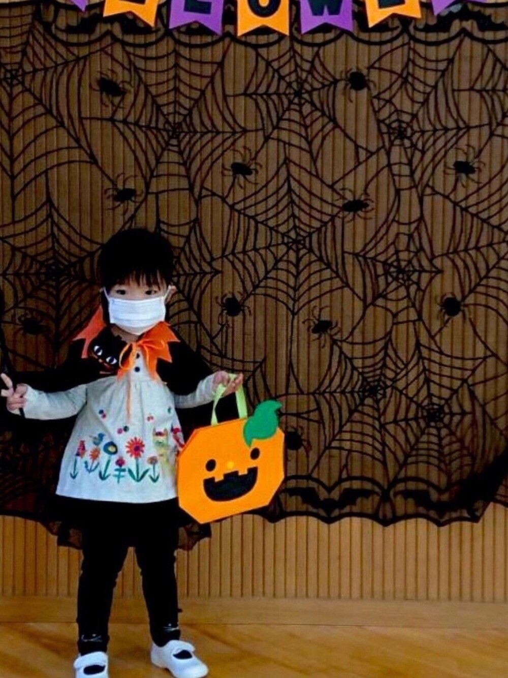 「wearhalloween2020」｜「kladskapのアイテム（チュニック、ホワイト系）」を使った、hitomiさん（キッズ・127cm）の秋コーディネートの1枚目の写真